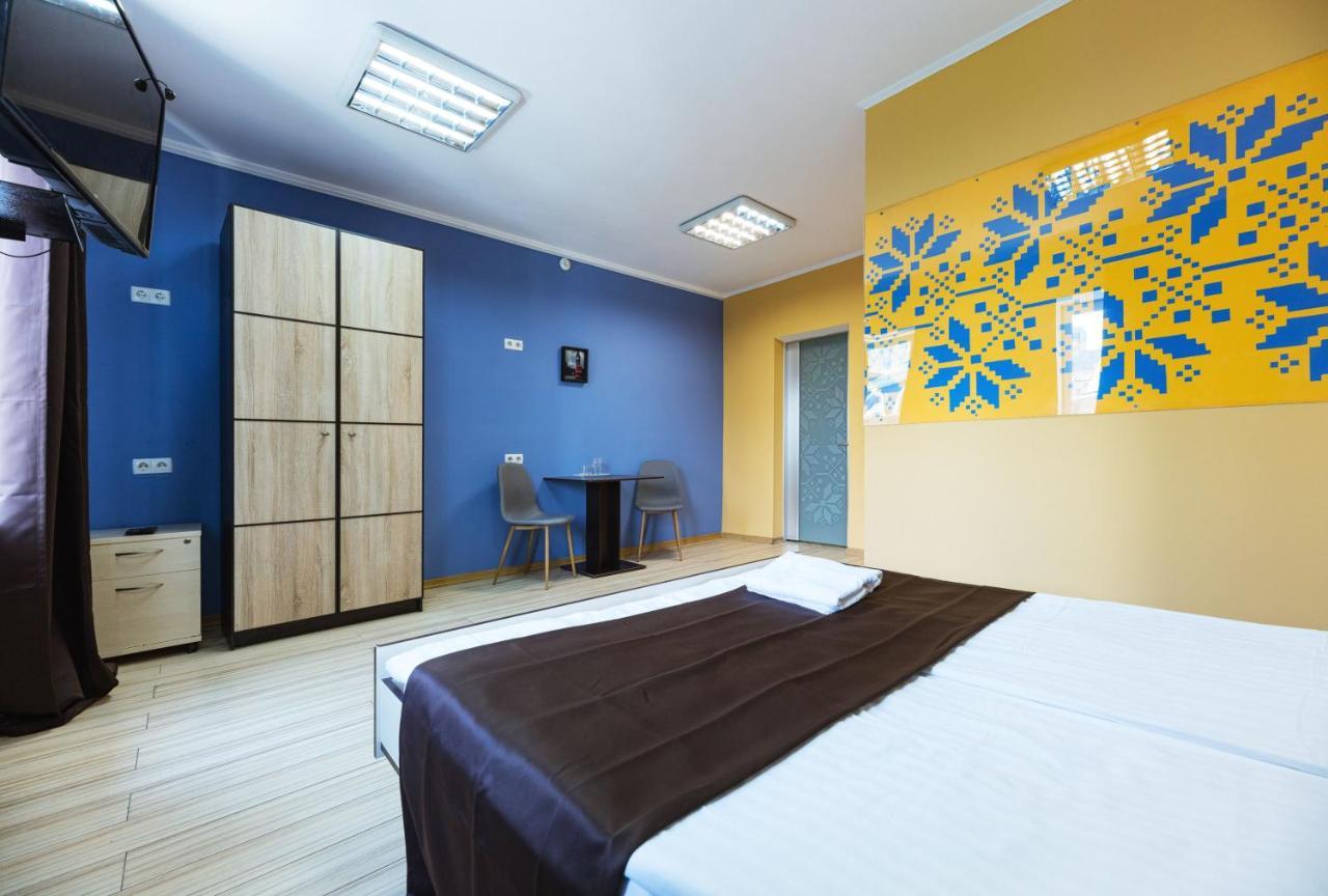 Guest House "Golden Gate 911 " Kiev Esterno foto