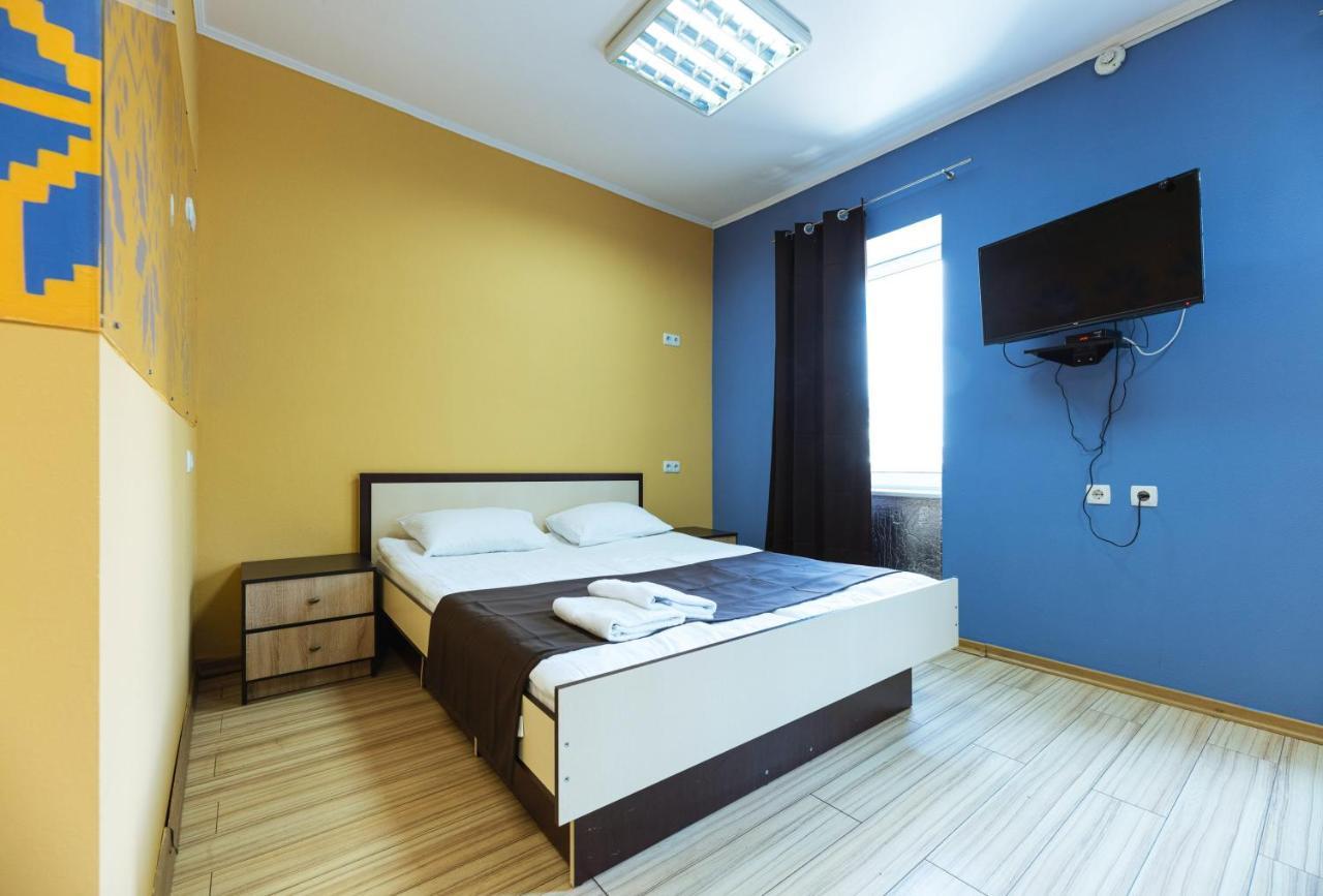Guest House "Golden Gate 911 " Kiev Esterno foto