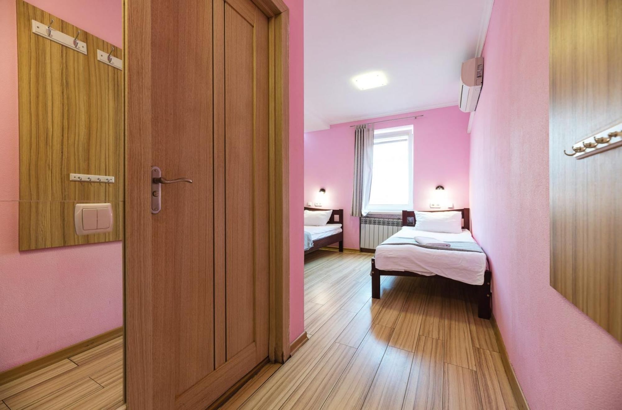 Guest House "Golden Gate 911 " Kiev Esterno foto