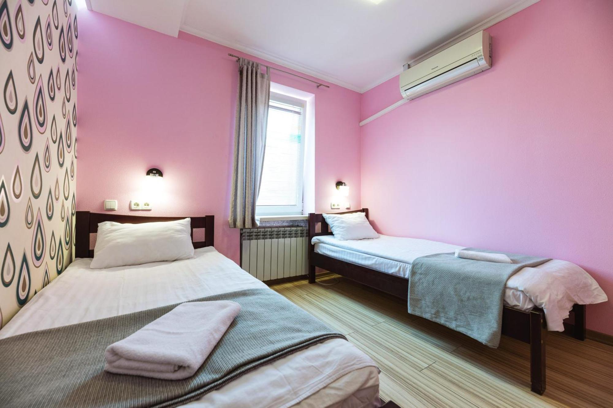 Guest House "Golden Gate 911 " Kiev Esterno foto
